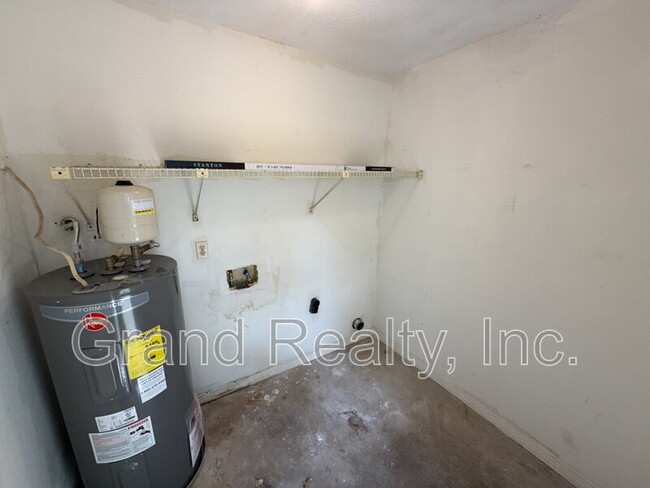 Building Photo - 2881 E Johnson Ave