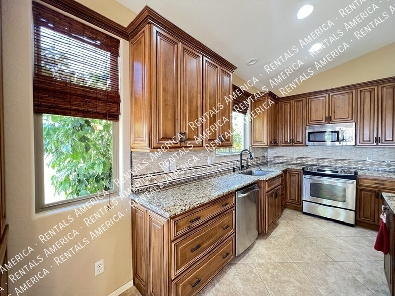 Building Photo - 1536 E Fontana Dr