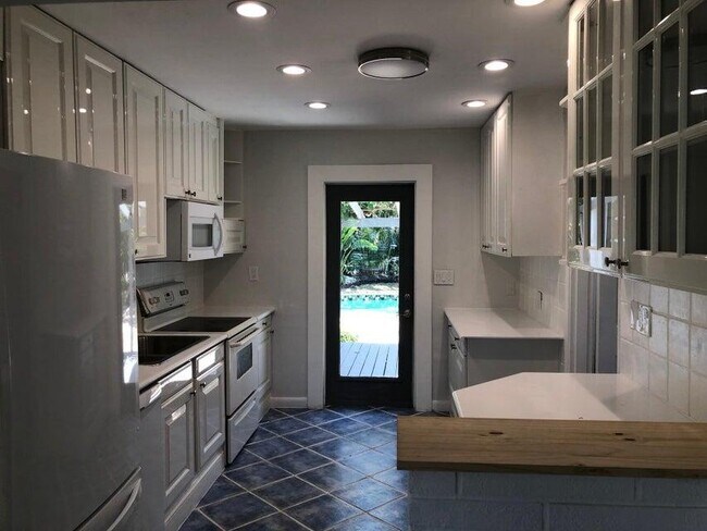 Building Photo - 434 NE 33rd St