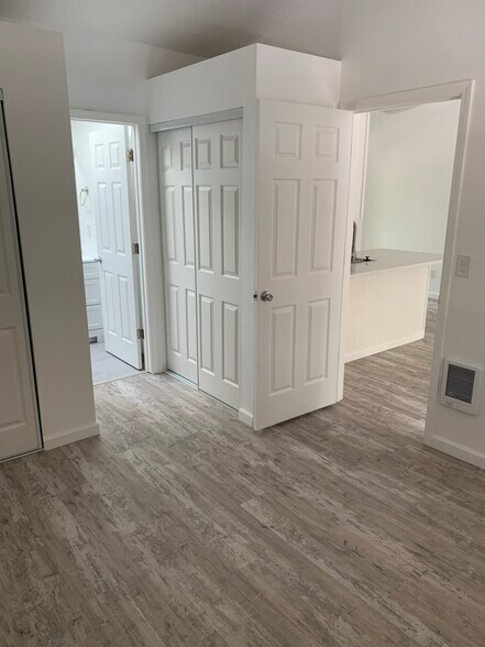 Building Photo - 4950 SW 45th Ave