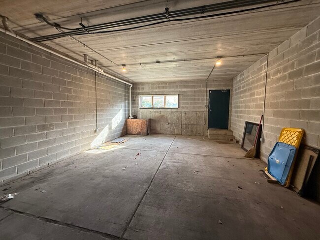 Building Photo - 7006 W Medill Ave