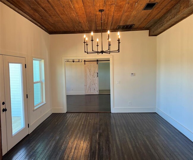 Building Photo - 305 Hall St