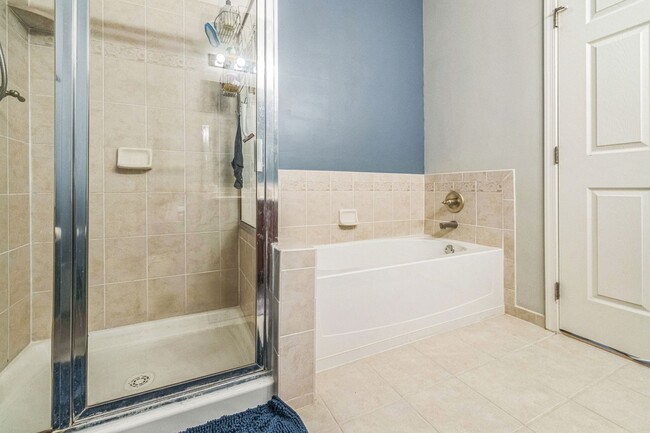 Building Photo - Beautiful 2 Bedroom, 2 Bath Condo In The H...