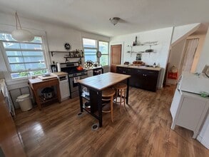 Building Photo - Charming 1,100 Sq Ft 2BR Home in South Park - Prime Seattle Location - Washer/Dryer in Unit!