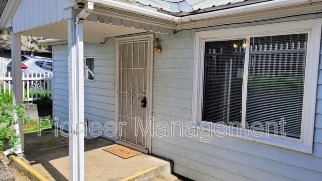 Primary Photo - 203 SW Pine St