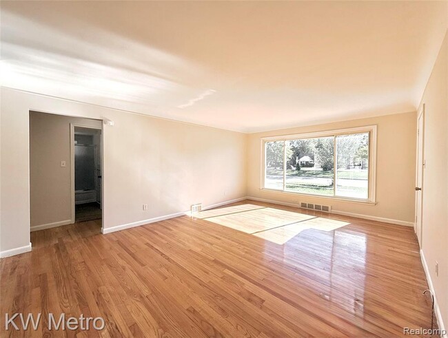 Building Photo - 2180 Vernier Rd