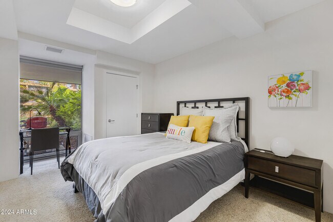 Building Photo - 7121 E Rancho Vista Dr