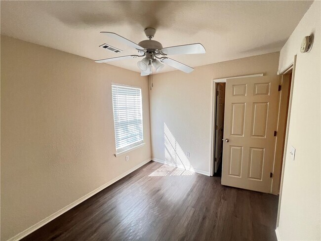 Building Photo - 555 Cascade Cir