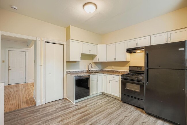 Building Photo - 595 Hawthorne Ave E