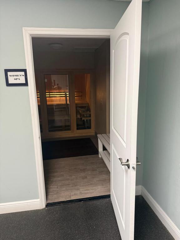 Building Photo - 925 N Halifax Ave