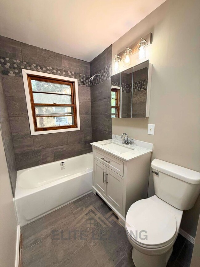 Building Photo - 3 Bedroom, 1 Bathroom Available Now