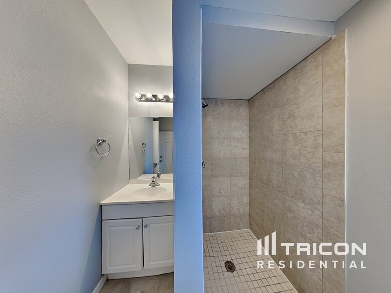 Building Photo - 2529 Brentwood Dr