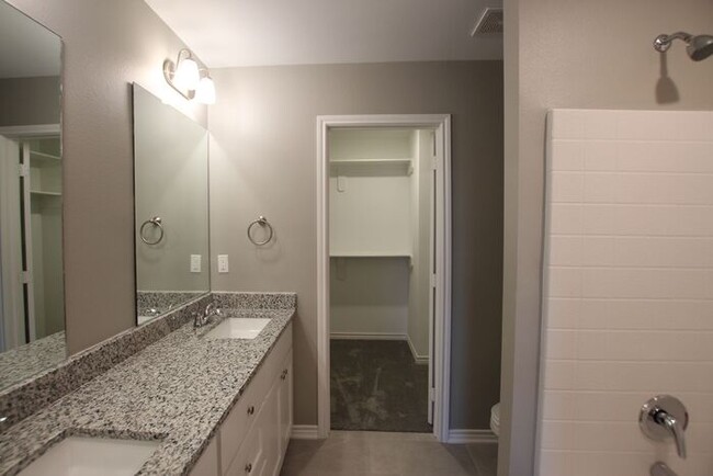 Building Photo - Beautiful 2 Bedroom 2 Bathroom Townhouse i...