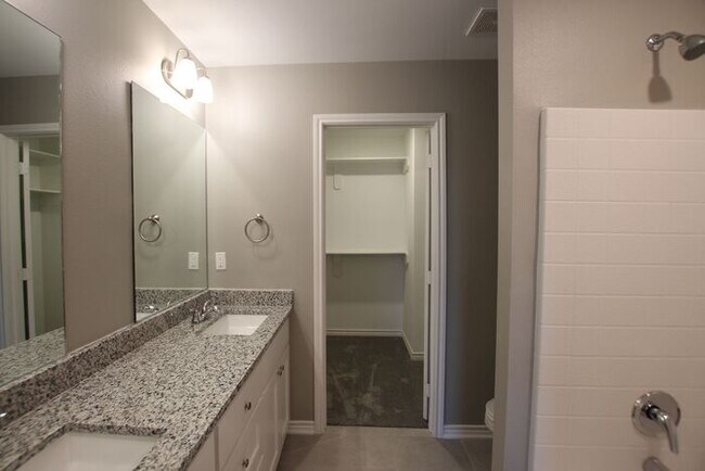 Building Photo - Beautiful 3 Bedroom 2 Bathroom Townhouse i...