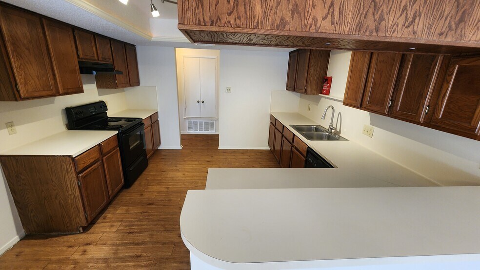 Building Photo - 2320 Aberdeen Dr