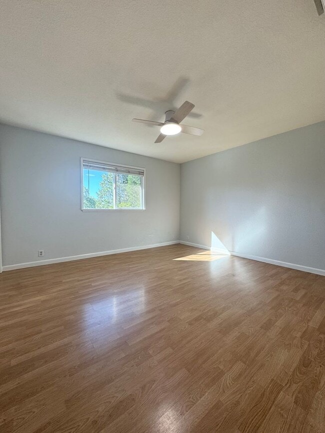 Building Photo - New Year Move-In Special! $300 OFF 1st MONTH RENT!!