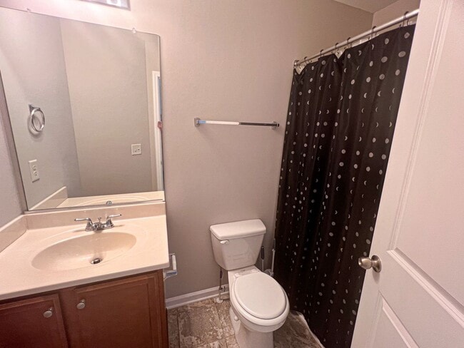 Building Photo - Lovely 2 bedroom 2 1/2 bathroom Townhome in Northeast Greensboro!
