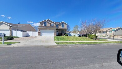 Building Photo - "Spacious 5-Bedroom home with 3.5 Baths and fenced yard!"