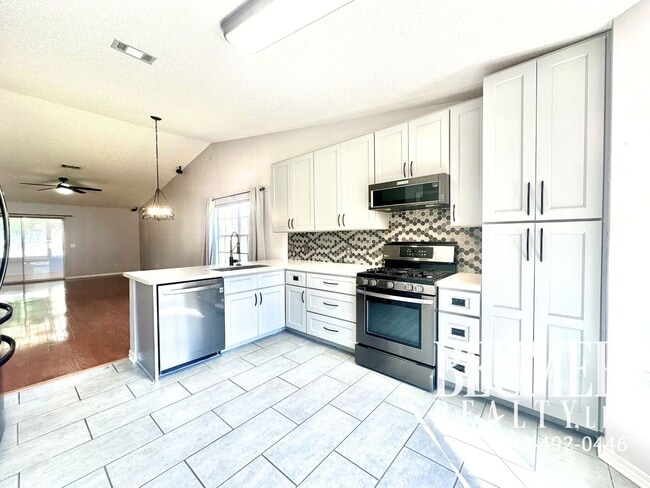 Building Photo - Solar Panel 3bd/2bath Home located Northeast Pensacola