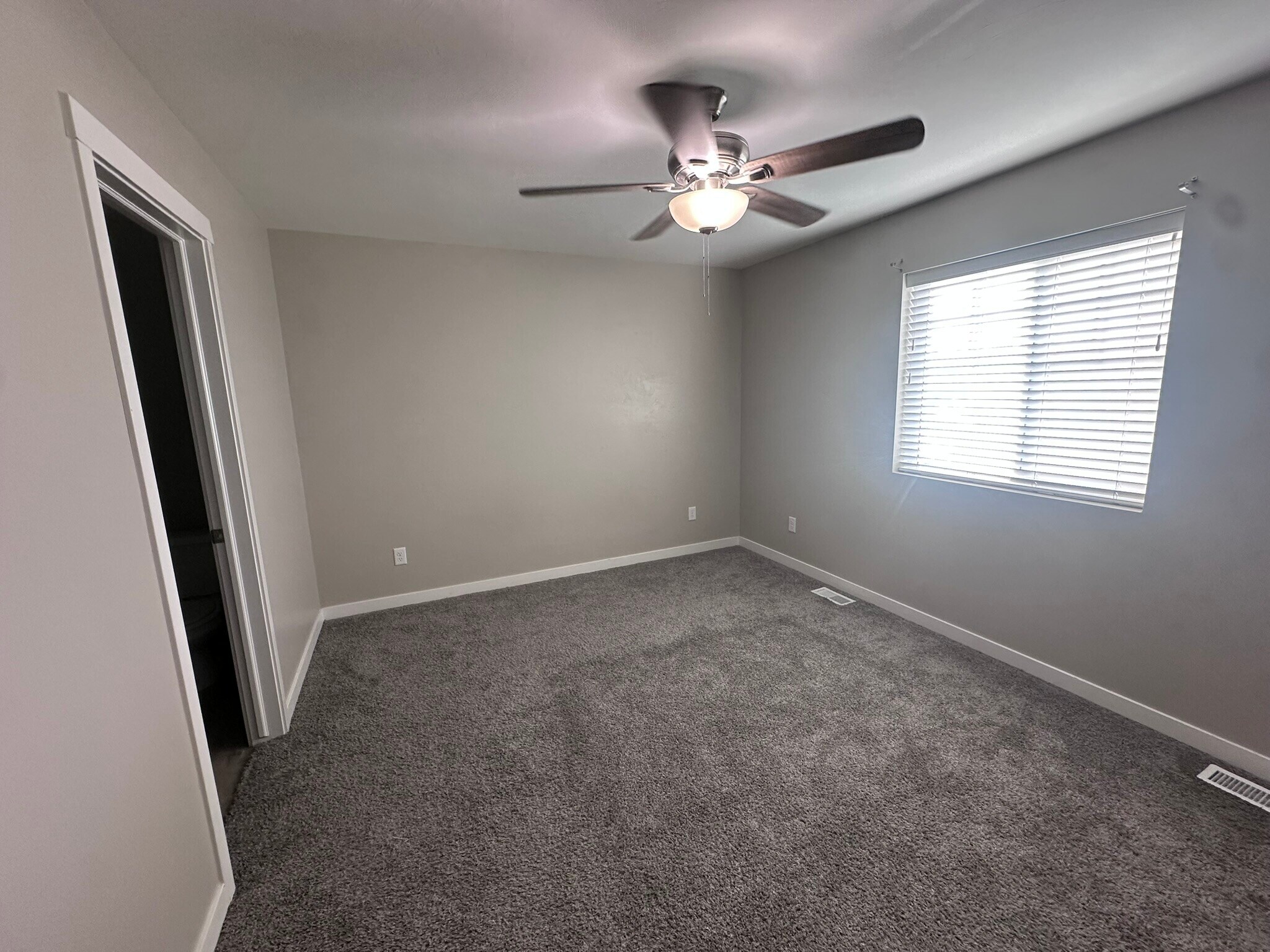 Building Photo - 550 Trails End