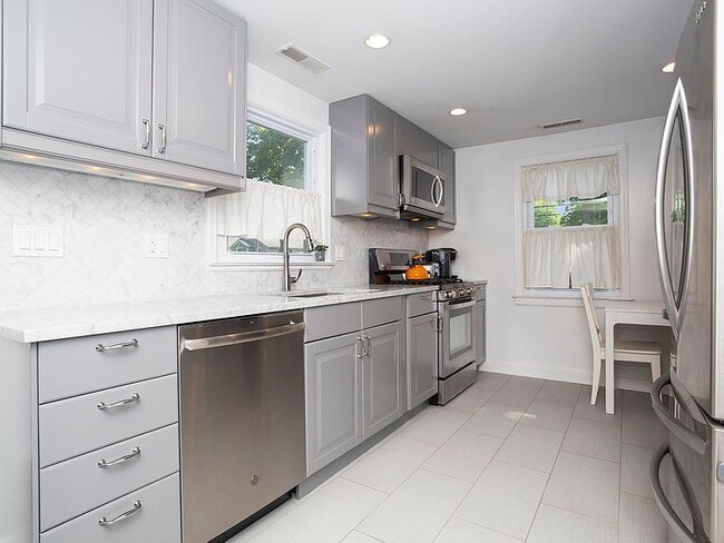 Building Photo - 18 Spezzano Dr