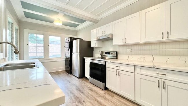 Building Photo - 2504 Rainbow Dr