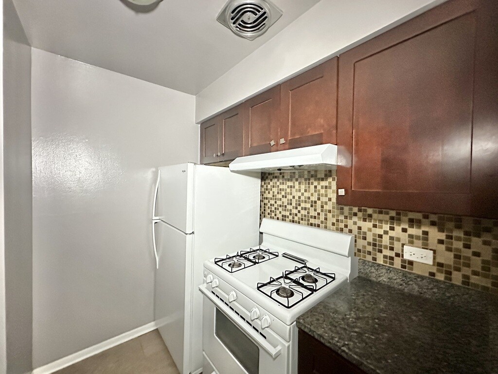 Building Photo - 5820 N Sheridan Rd