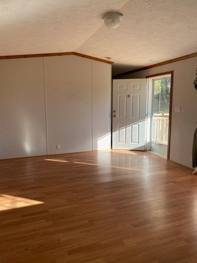 Building Photo - Three Bedroom Manufactured Home in Teays V...