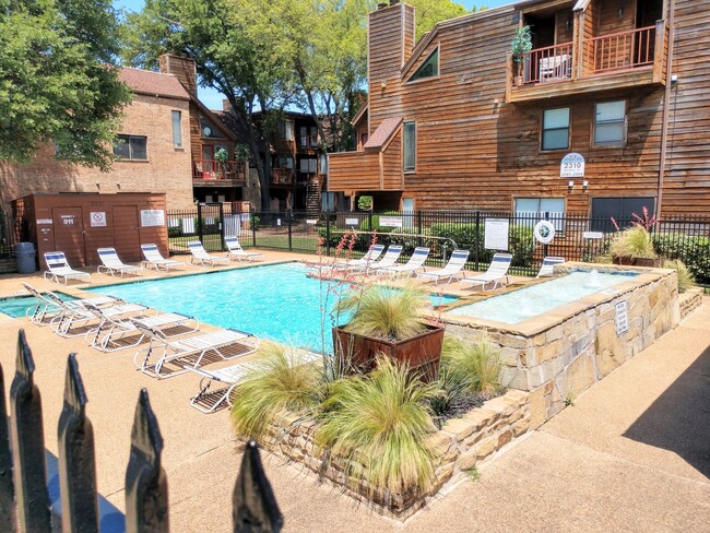 Building Photo - $1495 – 2 Bed / 1 Bath Condominium in cent...