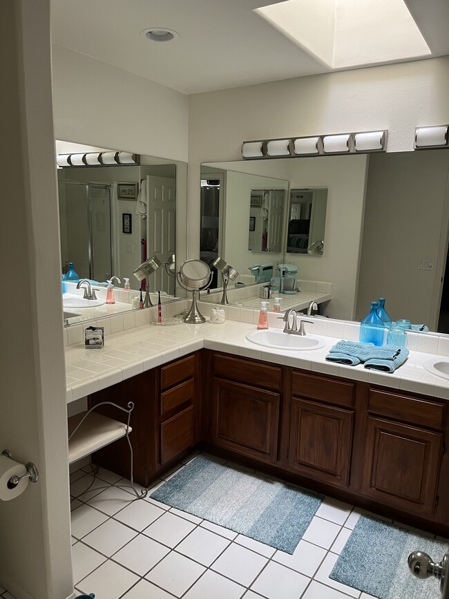 Master bath with 2 sinks and over sized tub. - 919 Agate St