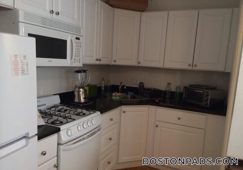 Building Photo - 26 Hemenway St