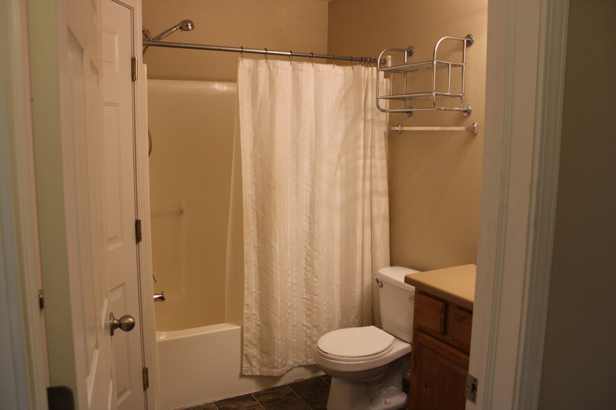 Shared Bathroom - 325 W 700 N