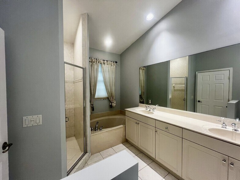 Building Photo - 3240 Fairway Cir