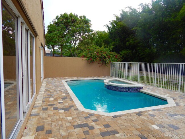 Building Photo - 10430 Buena Ventura Dr