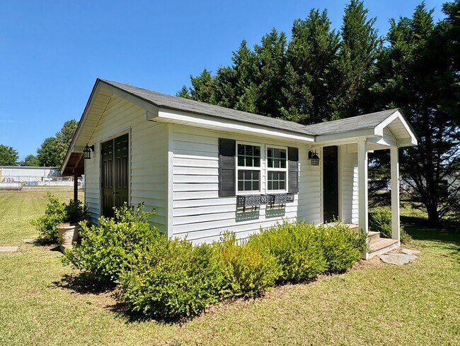 Building Photo - Adorable 2 Bedroom Home in the Heart of Nashville!