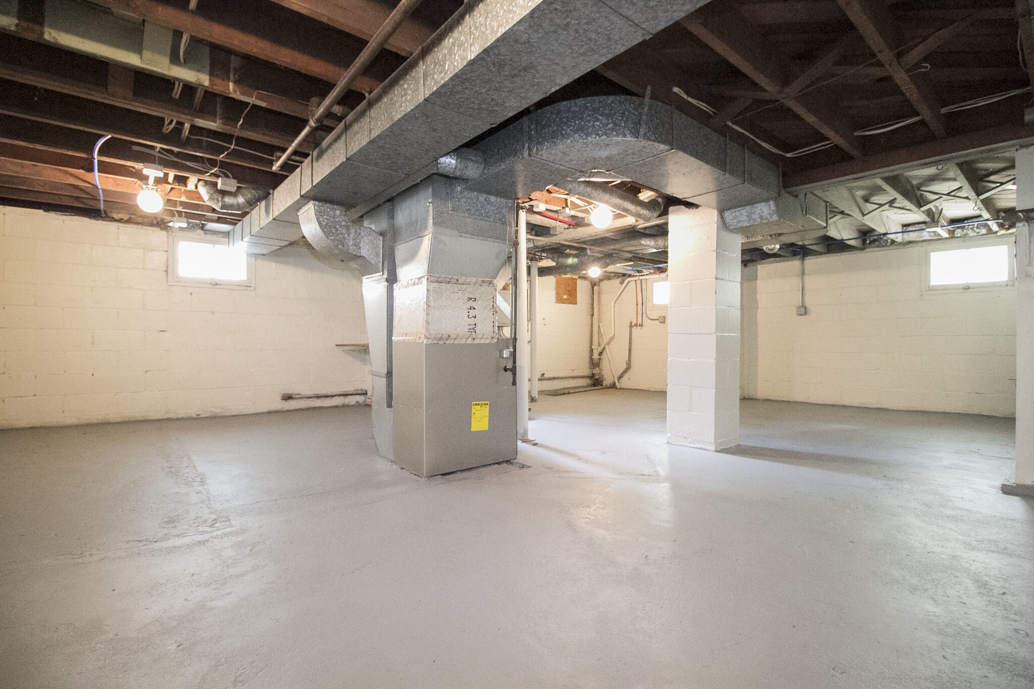 Building Photo - 701 Hampton Ave