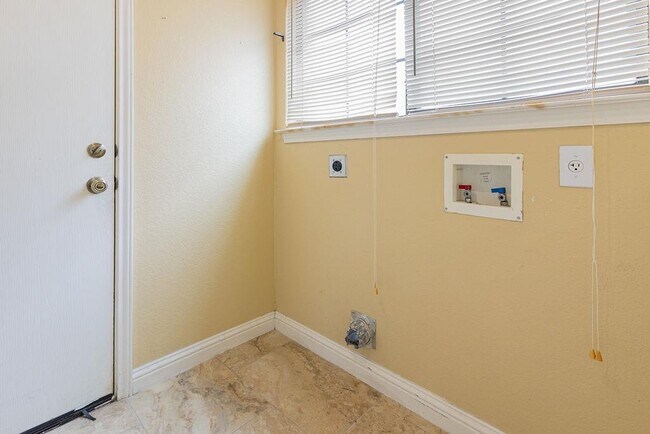 Building Photo - 211 Rim Rock Dr