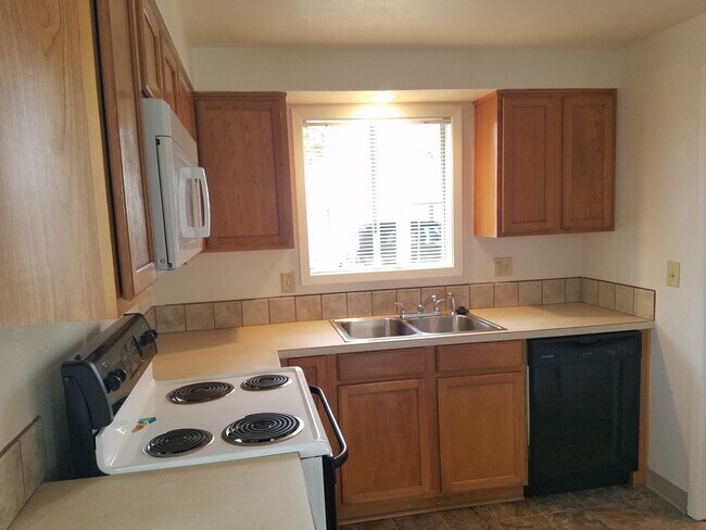 Building Photo - 2415-2425-2425 Wooddale Ave NE