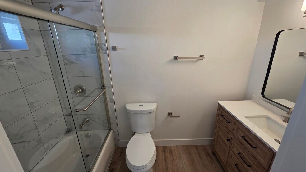 Building Photo - 988 El Camino Dr