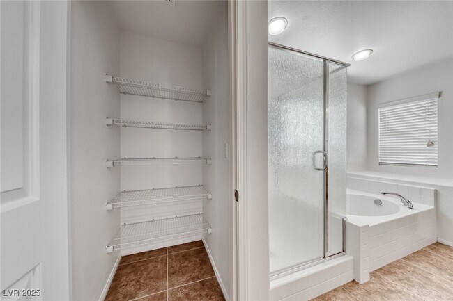 Building Photo - 6534 Ditmars St