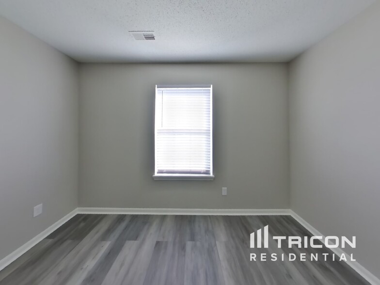 Building Photo - 701 Millbrook Dr