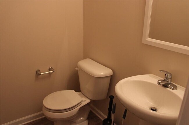 Building Photo - 119 Roswell Dr W