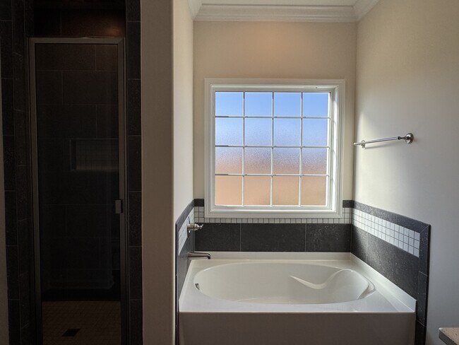 Building Photo - 360 Piedmont Ct