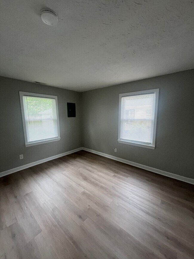 Building Photo - Gorgeous Fully Renovated 3/1!