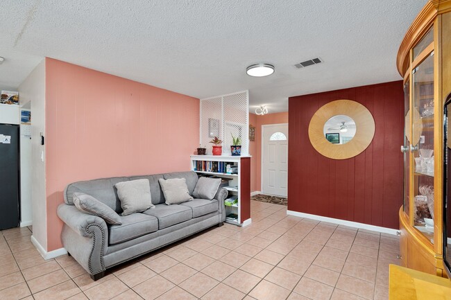 Building Photo - Beautiful 4/3 home With Attached Mother In...