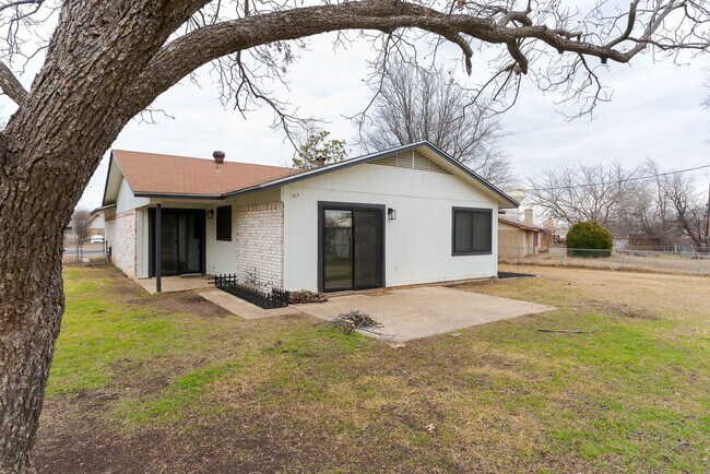 Building Photo - 2606 Lake Rd