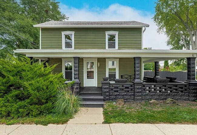 Primary Photo - Charming Two-Story Home for Rent in North ...