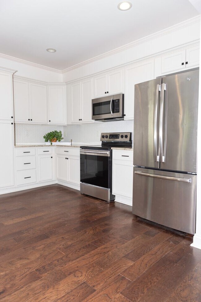 Building Photo - Spacious 4/3.5 w/ Master on Main and Fully...