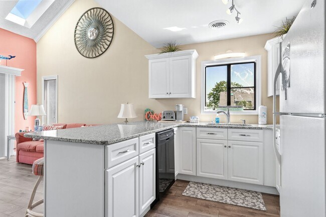 Building Photo - Fully Furnished W/ All Utilities Included! Seasonal Rental available 11/30/25-3/31/26