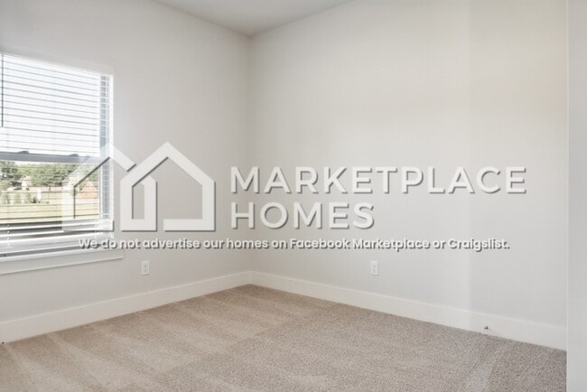 Building Photo - 2070 Hyacinth Ln